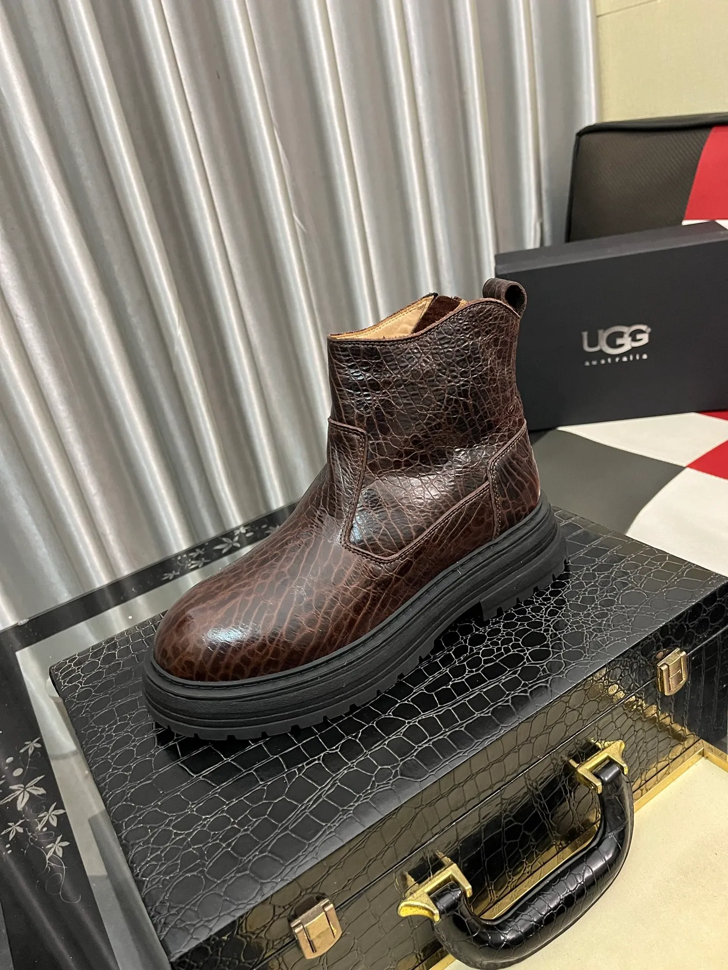 Ex-factory price: 680⌚️⌚️Thick wool imported from Australia Brand: UGG genuine purchasing agent Size: 39-44 (45 customized) Grade: Official website 1:1 Material: First layer of genuine leather waterproof and antifreeze upper Real wool lining Original non-slip and wear-resistant outsole Style category: Men's casual shoes Trendy style Comfortable on the feet Color: Official website color synchronization